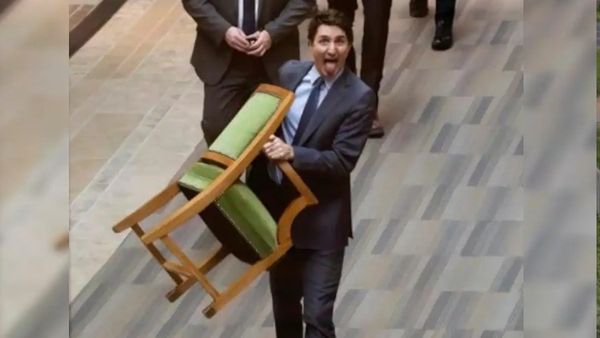 ଫେୟାରୱେଲ୍ ସ୍ପିଚ୍ ପରେ କାହିଁକି ହାତରେ ଚୌକି ଧରି ପଳାଇଲେ ଟ୍ରୁଡୋ, କହିଲେ.....