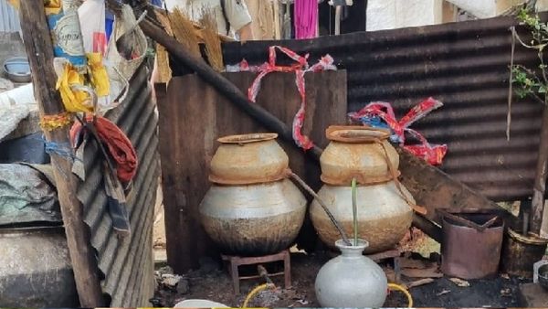 ରାଜ୍ୟରେ ହୋଲି ପର୍ବ ପୂର୍ବରୁ ବିପୁଳ ପରିମାଣରେ ଦେବୀ ମଦ ଜବତ, ୯ ଗିରଫ