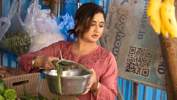 ରାସ୍ତାରେ ପରିବା ବିକ୍ରି କଲେ ବିଗ୍ ବସ ଫେମ୍ ଅଭିନେତ୍ରୀ ରଶ୍ମି