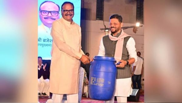 ଉପ ମୁଖ୍ୟମନ୍ତ୍ରୀଙ୍କୁ ନୀଳ ଡ୍ରମ ଉପହାର ଦେଲେ ଏହି ନେତା, ଜାଣନ୍ତୁ ପୁରା ଘଟଣା.....