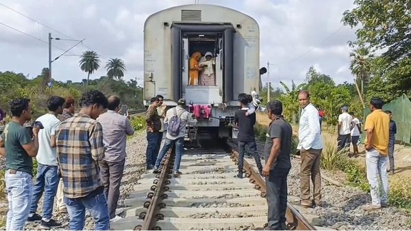ଦୁଇ ଭାଗ ହେଲା ଫଲକନୁମା ଏକ୍ସପ୍ରେସ୍, ଅଳ୍ପକେ ବର୍ତ୍ତିଲେ ଯାତ୍ରୀ