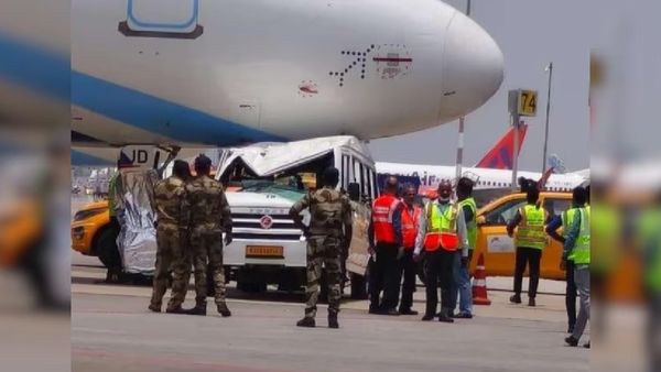 ଇଣ୍ଡିଗୋ ବିମାନକୁ ଧକ୍କା ଦେଲା ମିନି ବସ୍