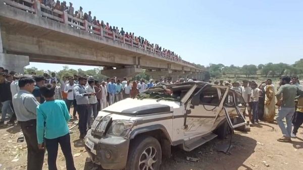 ନିୟନ୍ତ୍ରଣ ହରାଇ ପୋଲ ତଳକୁ ଖସିଲା ବୋଲେରୋ, ୮ ମୃତ