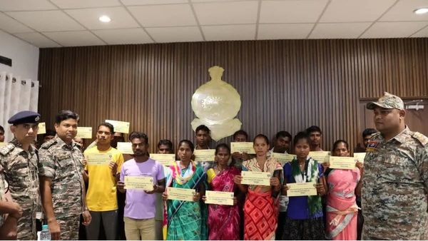 ଛତିଗଡ଼ ବିଜାପୁର ଜିଲ୍ଲାରେ ୨୨ ନକ୍ସଲଙ୍କ ଆତ୍ମସମର୍ପଣ ,ନକ୍ସଲ ବିରୋଧୀ ଅପରେସନ ଯୋଗୁୁୁ ଲାଲବାହିନୀ ଭୟଭୀତ