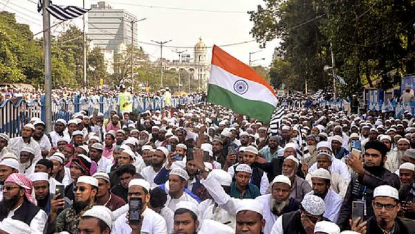 'ୱାକଫ ବିଲ୍'କୁ ବିରୋଧ: ରାସ୍ତାକୁ ଓହ୍ଲାଇଲେ ମୁସଲମାନ, ସୁପ୍ରିମକୋର୍ଟରେ ପହଞ୍ଚିଲା ମାମଲା