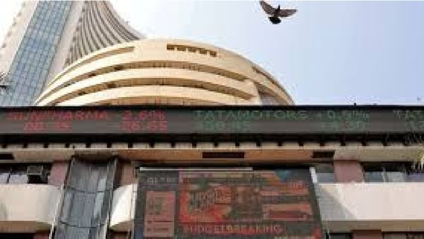 ସେୟାର ବଜାରରେ ଝଡ଼,୩୩୦୦ ପଏଣ୍ଟ ହ୍ରାସ ପାଇଲା ସେନସେକ୍ସ