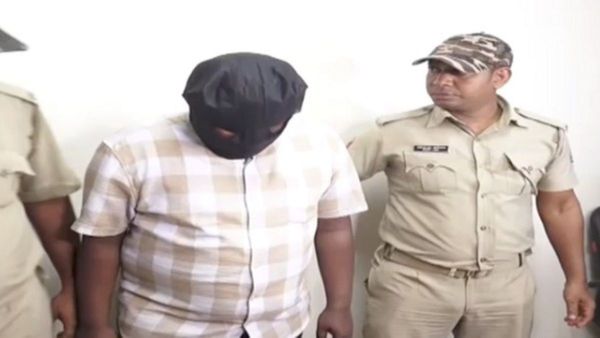 ନକଲି ପୋଲିସ ଇନ୍ସପେକ୍ଟର ଗିରଫ ; ହୋମଗାର୍ଡରେ ଚାକିରି କରାଇଦେବା ନାଁରେ ମାଗୁଥିଲେ ଲାଞ୍ଚ