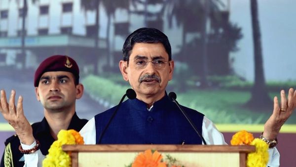 ଏଭଳି ମନ୍ତବ୍ୟ ଦେଇ ବିବାଦରେ ରାଜ୍ୟପାଳ, କଲେଜ ପିଲାକୁ କହିଲେ.....