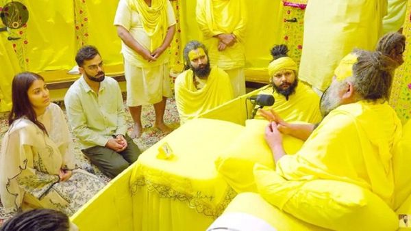 ଟେଷ୍ଟ କ୍ରିକେଟରୁ ଅବସର ନେବା ପରେ ପ୍ରେମାନନ୍ଦ ମହାରାଜଙ୍କ ଶରଣରେ ବିରାଟ, ସାଥିରେ ଥିଲେ ଧର୍ମପତ୍ନୀ ଅନୁଷ୍କା