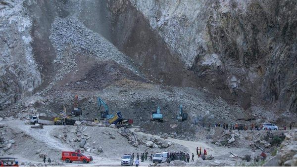 ଭୁଶୁଡ଼ିଲା ପଥର ଖଣି: ୧୦ ମୃତ୍ୟୁ, ଖାଦାନରେ ଫସିଛନ୍ତି ଅନେକ ଶ୍ରମିକ