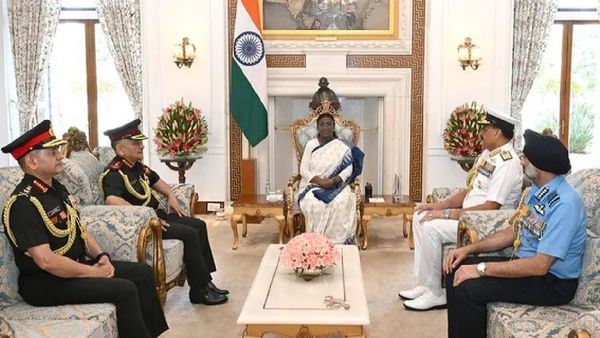 ରାଷ୍ଟ୍ରପତିଙ୍କୁ ଭେଟିଲେ CDS ଅନିଲ ଚୌହାନଙ୍କ ସମେତ ତିନି ସେନାର ମୁଖ୍ୟ