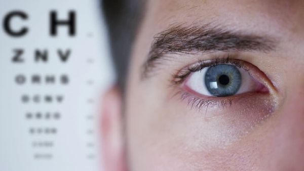 ଆପଣଙ୍କର ଦୃଷ୍ଟି ଶକ୍ତି ଧିରେ ଧିରେ କମିଯାଉଛି କି ?