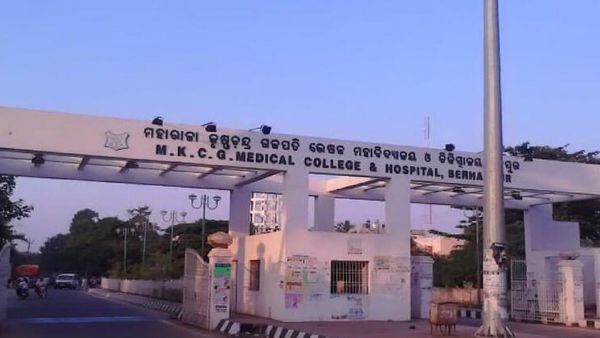 MKCGରେ ରାଗିଂ; ୨ ହାଉସ୍‌ ସର୍ଜନଙ୍କୁ ଜରିମାନା