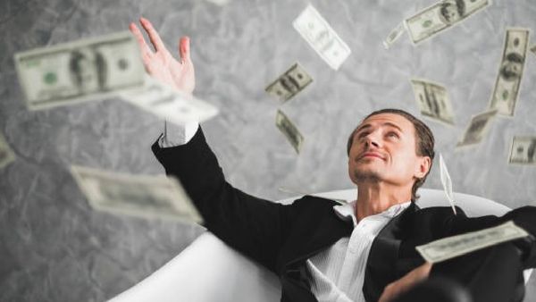 ଭବିଷ୍ୟତରେ ଧନୀ ହେବାର ସଙ୍କେତ ଦେଇଥାଏ ଏହି ସ୍ବପ୍ନ ! ଆପଣ ଦେଖୁ ନାହାଁନ୍ତି ତ ଏସବୁ ?