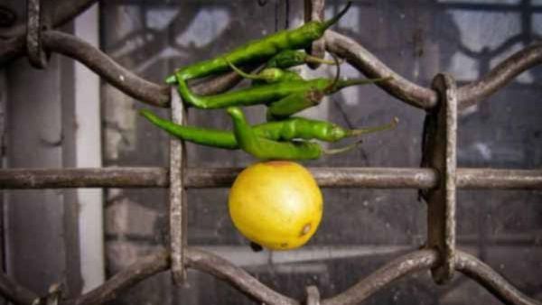 ଦୋକାନ ଏବଂ ଗାଡ଼ିରେ ଲେମ୍ବୁ ଲଙ୍କା କାହିଁକି ଟଙ୍ଗାଯାଏ ? ରହିଛି ବଡ଼ କାରଣ