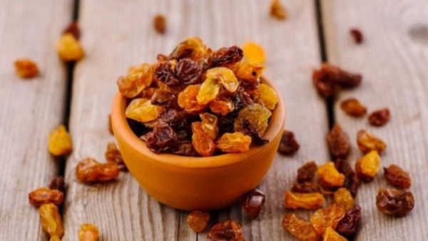 ଶାରୀରିକ ଦୁର୍ବଳତାକୁ ଦୁର କରିବା ପାଇଁ ଚାହୁଁଛନ୍ତି କି ? ଖାଲି ପେଟରେ ଖାଆନ୍ତୁ କିସମିସ୍ !