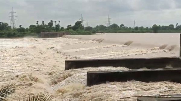 ସତର୍କ ସଙ୍କେତ ଉପରେ ବୈତରଣୀ ନଦୀର ବନ୍ୟାଜଳ; ଆନିକଟ ନିକଟରେ ୧୮.୧୨ ମିଟରରେ ପ୍ରବାହିତ