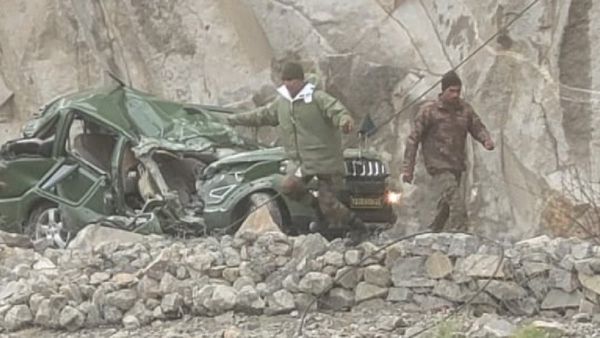 ସେନା ଗାଡ଼ି ଉପରେ ଖସିଲା ପଥର : ୨ ଅଧିକାରୀ ସହିଦ