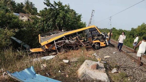 ସ୍କୁଲ ବସକୁ ଧକ୍କା ଦେଲା ଟ୍ରେନ୍, ଦୁଇ ଛାତ୍ର ମୃତ,୭ ଆହତ