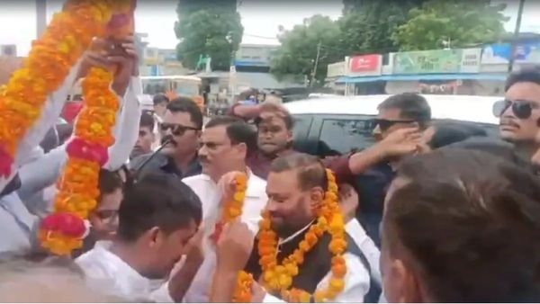 ନେତାଙ୍କୁ ପ୍ରଥମେ ଫୁଲ ମାଳ, ପରେ ଶକ୍ତ ଚାପୁଡ଼ା ମାରିଲେ ଯୁବକ, ଜାଣନ୍ତୁ ପୁରା ଘଟଣା.....