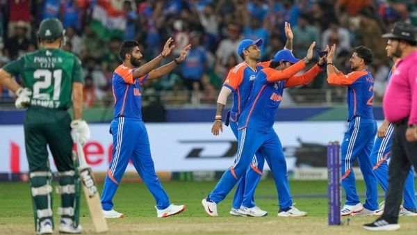 IND vs PAK ଫାଇନାଲ୍: କୁଲଦୀପ ଯାଦବ 6 ବଲ୍ ମଧ୍ୟରେ ପାକିସ୍ତାନକୁ ଧ୍ୱଂସ କରିଦେଲେ, 33 ରନରେ 9 ୱିକେଟ୍ ପଡ଼ିଲା