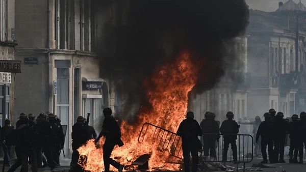 ନେପାଳ ପରେ ଏବେ ଫ୍ରାନ୍ସରେ ବଡ଼ ଆନ୍ଦୋଳନ, ରାଷ୍ଟ୍ରପତି ଇମାନୁଏଲ୍ ମାକ୍ରୋନଙ୍କ ଉପରେ ....