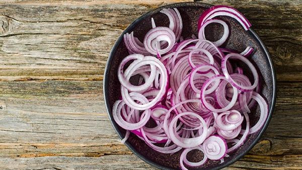 ଖାଆନ୍ତୁ କଞ୍ଚା ପିଆଜ, ମିଳିବ ଆଶ୍ଚର୍ଯ୍ୟ କଲା ପରି ଫାଇଦା