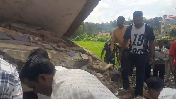 ଭୁଶୁଡ଼ିଲା ମାର୍କେଟ କମ୍ପେ୍ଲକ୍ସ ଛାତ,୪ ଜଣ ଚାପି ହୋଇ ରହିଥିବା ଆଶଙ୍କା