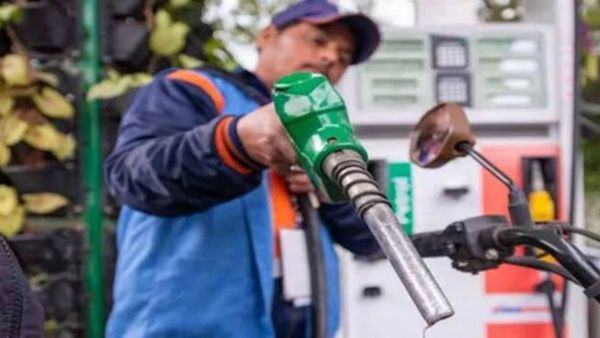 Petrol Rate: ତେଲ ପକାଇବା ପୂର୍ବରୁ ଜାଣନ୍ତୁ କଣ ରହିଛି ଆଜିର ପେଟ୍ରୋଲ ଦାମ ?