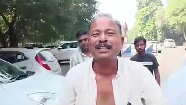 ଟିକେଟ ନମିଳିବାରୁ ଲାଲୁଙ୍କ ଘର ସମ୍ମୁଖରେ କାନ୍ଦି ରାସ୍ତାରେ ଗଡ଼ିଲେ ଟିକେଟ ଆଶାୟୀ