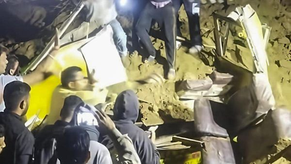 ବସ ଉପରେ ଖସିଲା ପଥର, ୧୫ ମୃତ