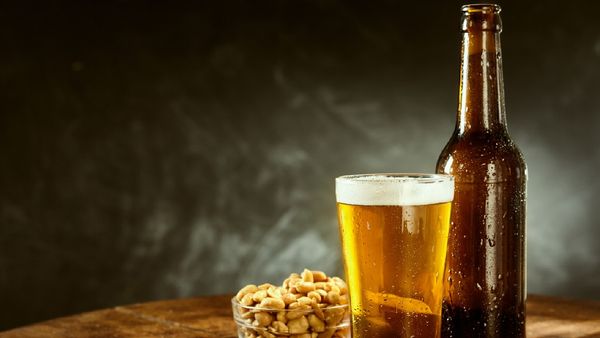 କାହିଁକି ବାରରେ ମଦ ସହିତ ଲୁଣିଆ ବାଦାମ ଖାଇବାକୁ ଦିଅନ୍ତି ? ବିଶେଷଜ୍ଞଙ୍କ କହିଲେ କାରଣ