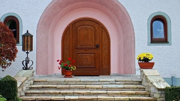 ଘରର ମୁଖ୍ୟ ଦ୍ୱାରରେ ଏହି ୩ଟି ଜିନିଷ ରଖନ୍ତୁ, ନକାରାତ୍ମକ ଶକ୍ତି ଦୂରରେ ରହିବ