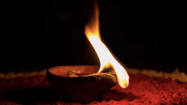 ସୁଖ ଏବଂ ସମୃଦ୍ଧି ପାଇଁ, ପ୍ରତିଦିନ ସନ୍ଧ୍ୟାରେ ଘରର ଏହି ସ୍ଥାନଗୁଡ଼ିକରେ ଜଳାନ୍ତୁ ଦୀପ