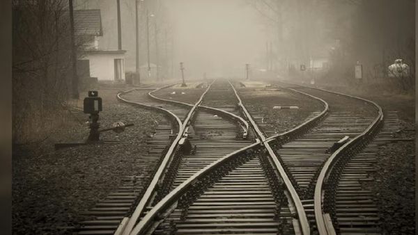 ରେଳ ଧାରଣାରେ କାମ କରୁଥିବାବେଳେ ମାଡ଼ି ଆସିଲା ଟ୍ରେନ୍‌; ଘଟଣାସ୍ଥଳରେ ଚାଲିଗଲା ୧୧ ଜୀବନ