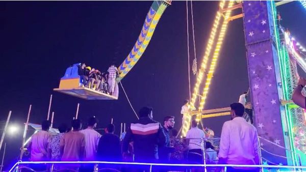  କଟକ ବାଲିଯାତ୍ରାରେ ଦୋଳି ଅଚଳ:  ୫୦ ଫୁଟ୍ ଉପରେ ଫସିଲେ ୮ ଲୋକ 