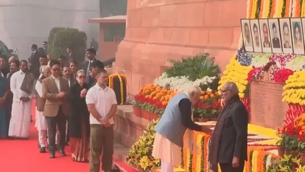 ସଂସଦ ଆକ୍ରମଣକୁ ପୁରିଲା ୨୪ ବର୍ଷ, ସହିଦମାନଙ୍କୁ ଶ୍ରଦ୍ଧାଞ୍ଜଳି ଅର୍ପଣ କଲେ ପ୍ରଧାନମନ୍ତ୍ରୀ ଓ ବିରୋଧୀ ଦଳନେତା