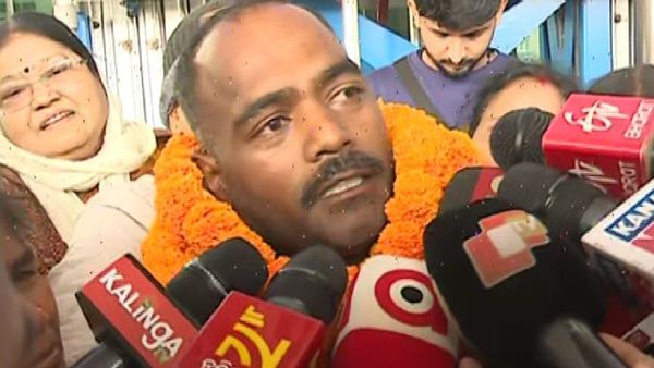 ଭୁବନେଶ୍ୱରରେ ପହଞ୍ଚିଲେ ସୁଦାନ ଗୃହ ଯୁଦ୍ଧରେ ଫସିଥିବା ଓଡ଼ିଆ ପୁଅ, ପୁଅକୁ ଦେଖି ହେଲେ ଭାବବିହ୍ୱଳ