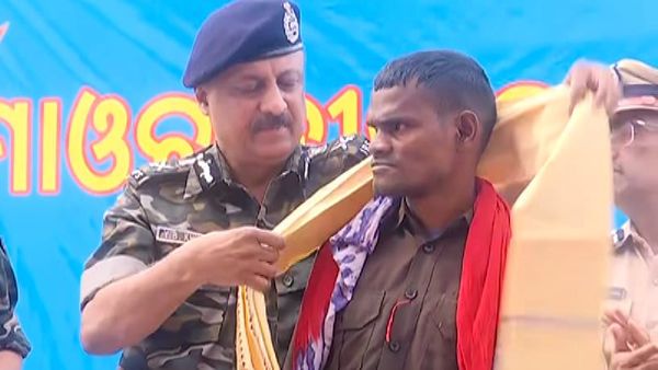 ହିଂସା ଛାଡ଼ି ସମାଜର ମୁଖ୍ୟସ୍ରୋତରେ ସାମିଲ ହେଲେ ୨୨ ନକ୍ସଲ