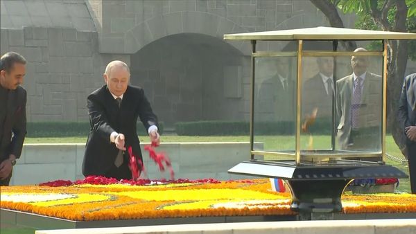 ରାଜଘାଟରେ ଜାତିର ପିତା ମହାତ୍ମା ଗାନ୍ଧୀଙ୍କୁ ଶ୍ରଦ୍ଧାଞ୍ଜଳି ଜଣାଇଲେ ଭ୍ଲାଦିମିର ପୁଟିନ