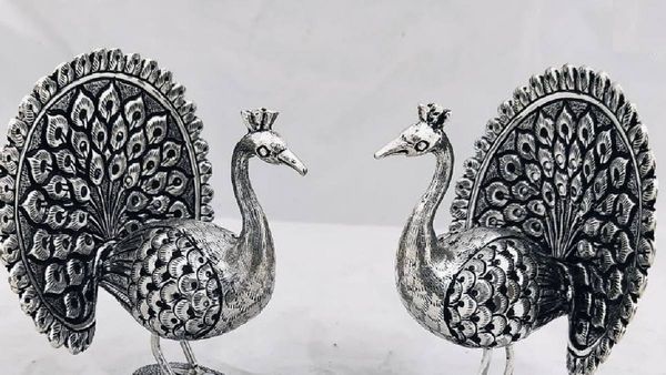 ରୂପାର ମୟୂର ପ୍ରତୀମାକୁ ଘରେ ରଖିଲେ.....