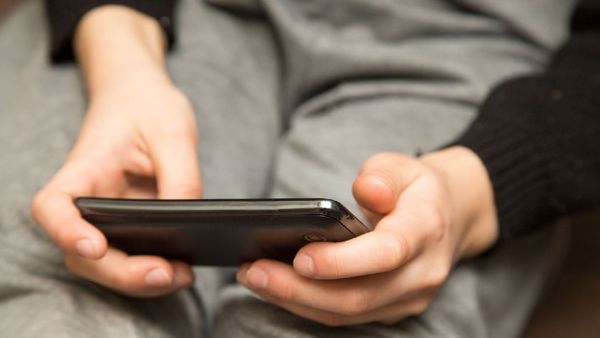 ରାଜସ୍ଥାନର ୧୫ଟି ଗାଁର ମହିଳାମାନଙ୍କୁ ସ୍ମାର୍ଟଫୋନ୍ ବ୍ୟବହାର କରିବାକୁ ବାରଣ,ପଞ୍ଚାୟତର ନିଷ୍ପତ୍ତି ପରେ ଉତ୍ତେଜନା