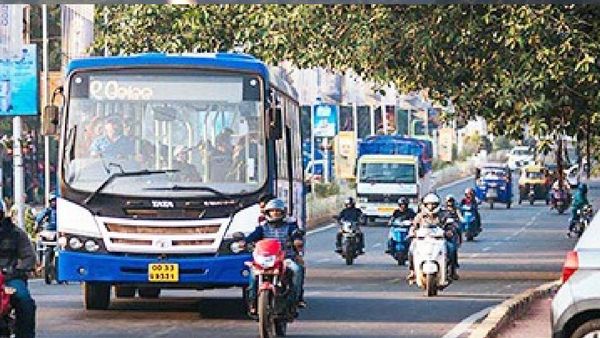 ବାଇକ୍‌କୁ ଧକ୍କା ଦେଲା ଆମ ବସ୍‌. ୩ଟି ବସ୍‌ ଭଙ୍ଗିଲେ ଉତ୍ତ୍ୟକ୍ତ ଲୋକ