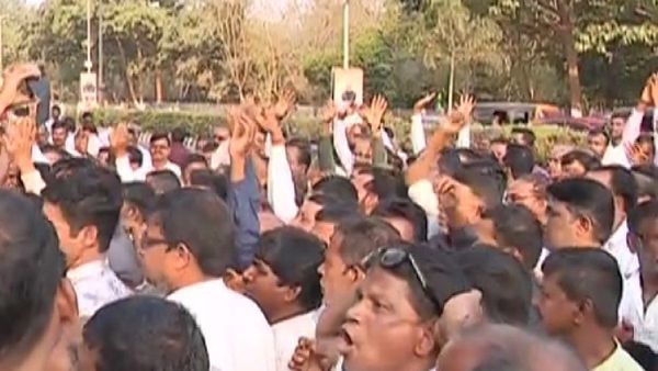 ଶଙ୍ଖଭବନ ଆଗରେ ଅରବିନ୍ଦ ମହାପାତ୍ରଙ୍କ ସମର୍ଥକଙ୍କ ମେଳି