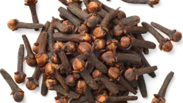 ରାତିରେ ଶୋଇବା ପୁର୍ବରୁ ଉଷୁମ ପାଣି ସହିତ ଖାଆନ୍ତୁ ଲବଙ୍ଗ, ଦୂର ହୋଇଯିବ.....