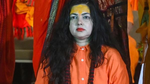  କିନ୍ନର ଆଖଡ଼ାରୁ ବହିଷ୍କାର ହେଲେ ମମତା କୁଲକର୍ଣ୍ଣି
