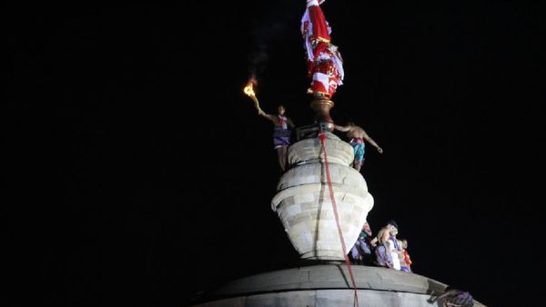 ଶ୍ରୀଲିଙ୍ଗରାଜଙ୍କ ଜାଗର ଯାତ୍ରା, ରାତି ୧୦ଟାରେ ମହାଦୀପ ଦର୍ଶନ