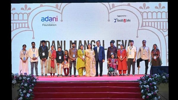 ଦିବା ଏବଂ ଜିତ ଆଦାନୀ ପ୍ରଥମ ବିବାହ ବାର୍ଷିକୀ ଭିନ୍ନକ୍ଷମ ମହିଳାଙ୍କ ସହିତ କଲେ ପାଳନ