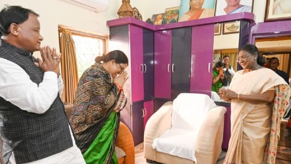 ରାଷ୍ଟ୍ରପତି ଦ୍ରୌପଦୀ ମୁର୍ମୁଙ୍କୁ ଭେଟିଲେ ପତ୍ନୀଙ୍କ ସହ ମୁଖ୍ୟମନ୍ତ୍ରୀ