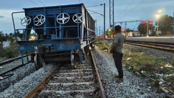 ପୁଣି ଟ୍ରାକ୍‌ରୁ ଖସିଲା ମାଲବାହୀ ଟ୍ରେନ୍